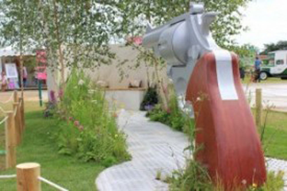 Garden: Ready… Aim… Flower Designer: Simon Webster Contractor: Burnham Landscaping